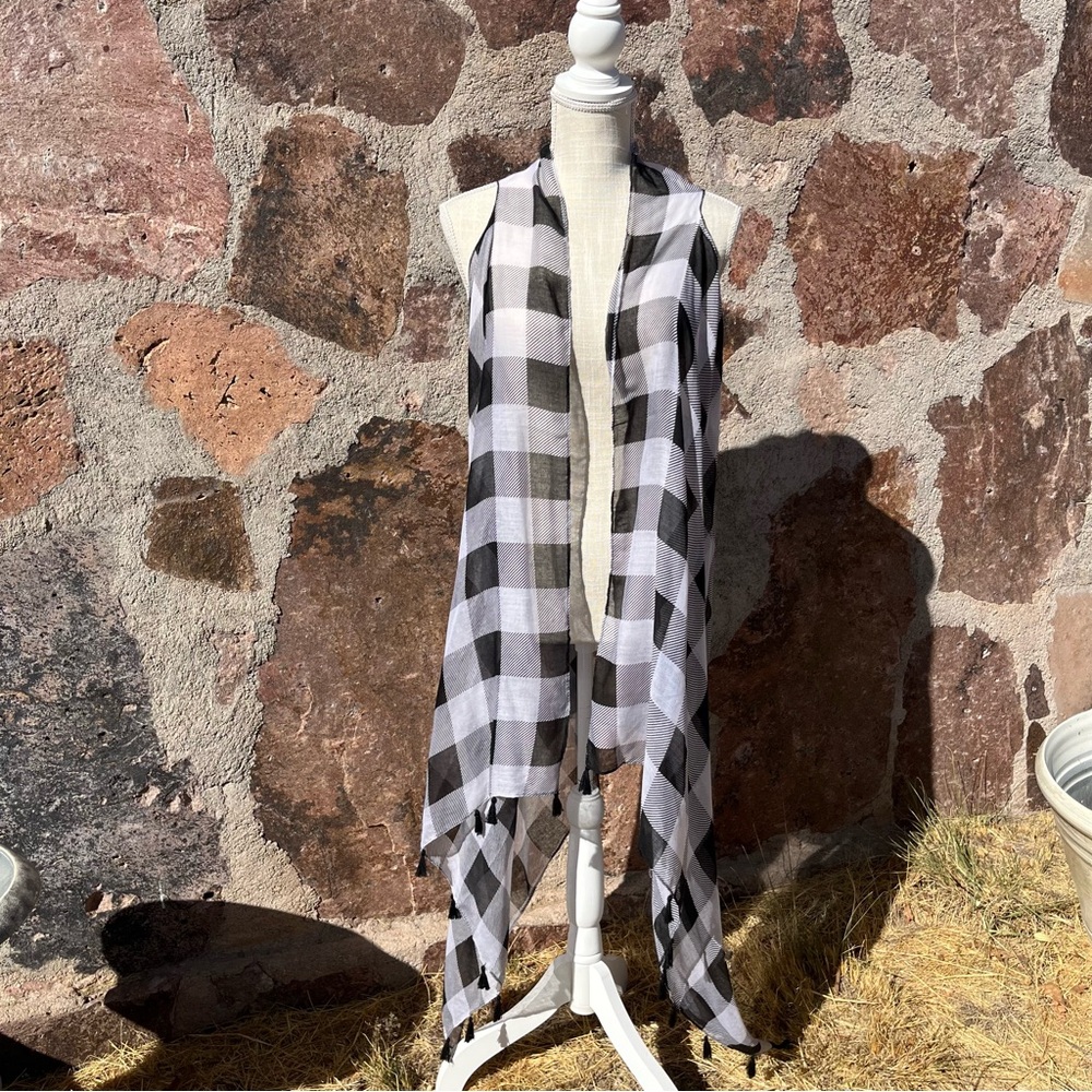 Grass & Emma - Black & White Plaid Kimono
NWT - OS